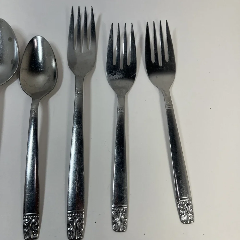 Set of 8 Oneida AZTEC ENCORE pattern stainless dinner  Wm Rogers